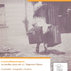 Locandina. Bimba con valige e cappello, data sconosciuta. ©ArchivioCasaStudio