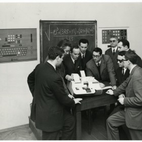 Publifoto, Corso di addestramento del personale bancario sul funzionamento del macchinario P101 della Olivetti, Milano, 1965 (Archivio Storico Intesa Sanpaolo)