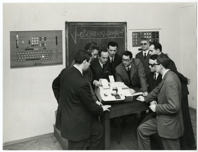 Publifoto, Corso di addestramento del personale bancario sul funzionamento del macchinario P101 della Olivetti, Milano, 1965 (Archivio Storico Intesa Sanpaolo)