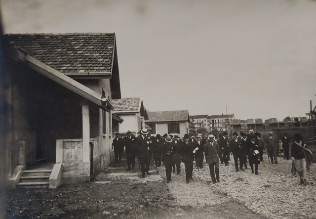 Emilio Caldara e Angelo Filippetti all'inaugurazione del villaggio Mac Mahon, 1919